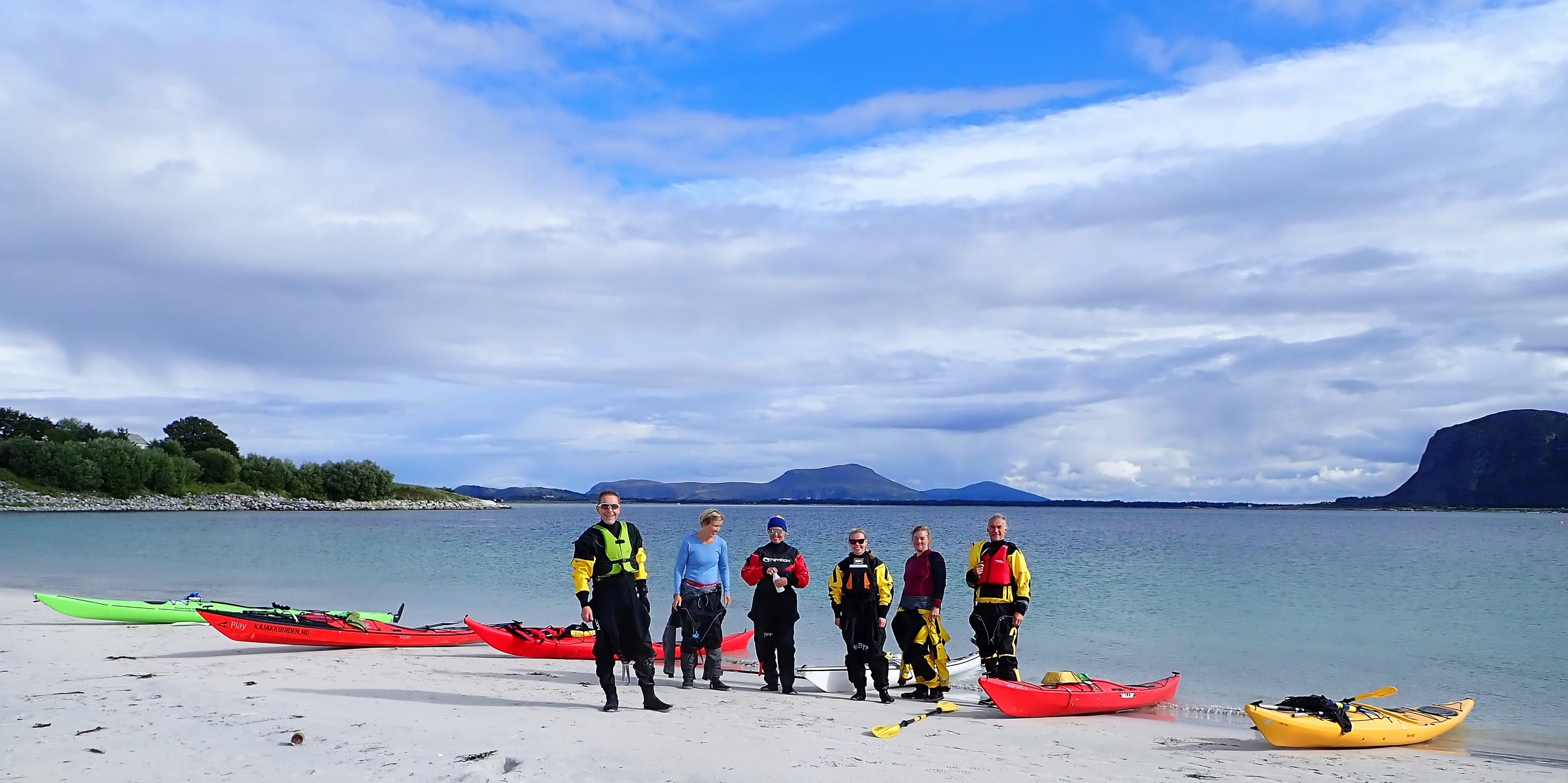 Grunnkurs havkajakk med gruppe på sjøen