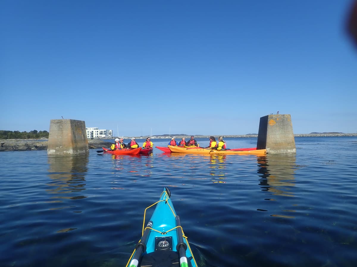Course group with kayaks inside the breakwater in Ålesund